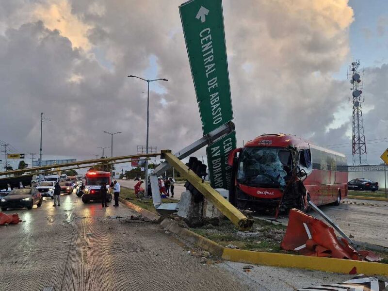Aparatoso accidente en el boulevard Colosio de Cancún provoca movilización de cuerpos de seguridad