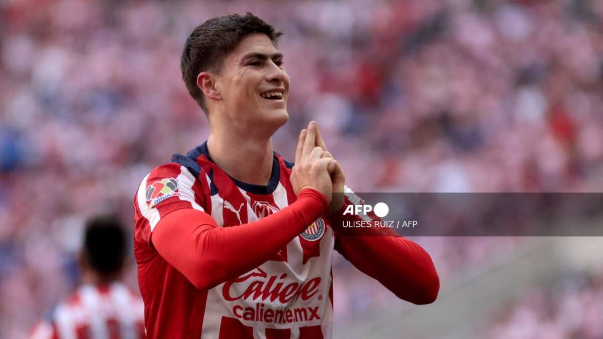 Chivas golea a Santos y se acerca al liderato