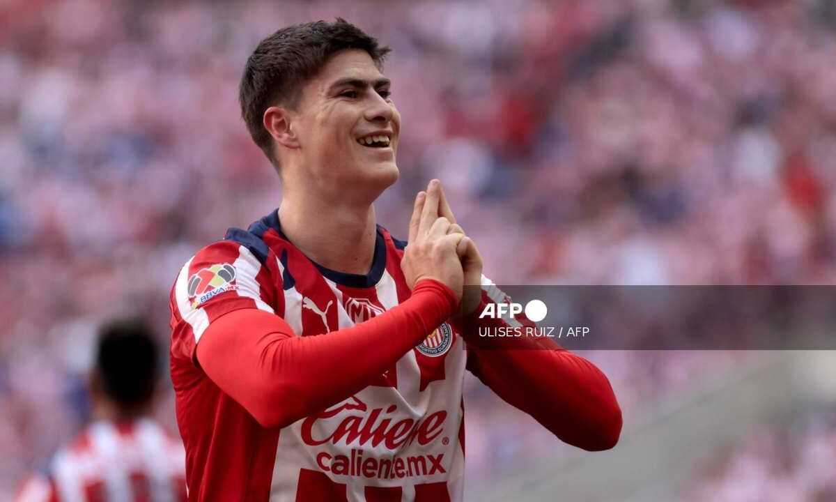 Chivas golea a Santos y se acerca al liderato