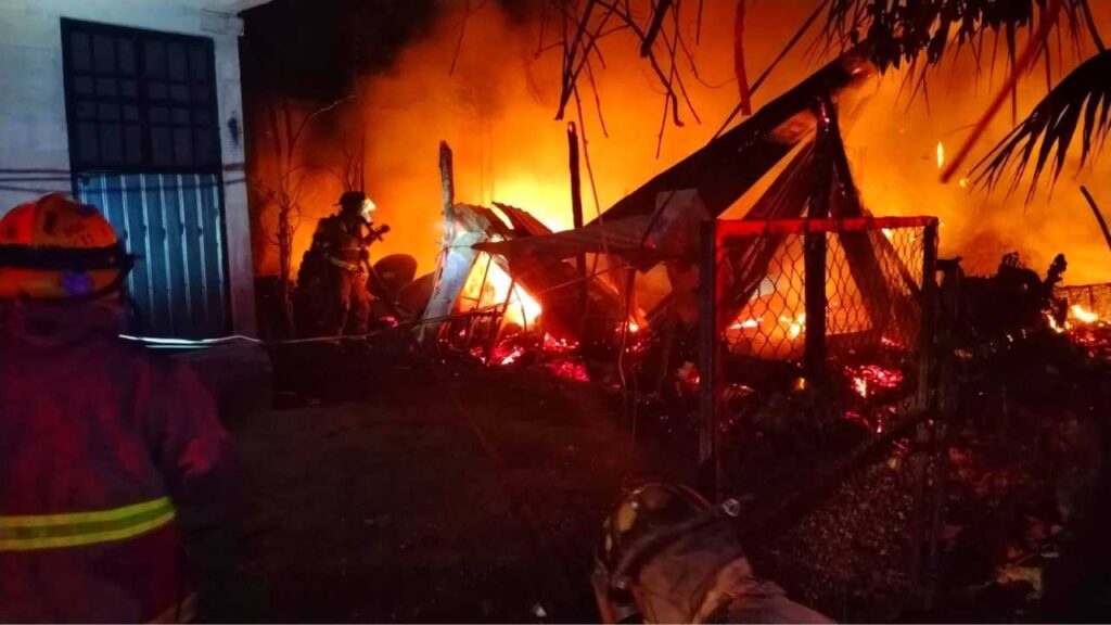 Así fue el incendio de varias viviendas en la colonia Avante de Cancún; no se reportan lesionados (fotogalería)