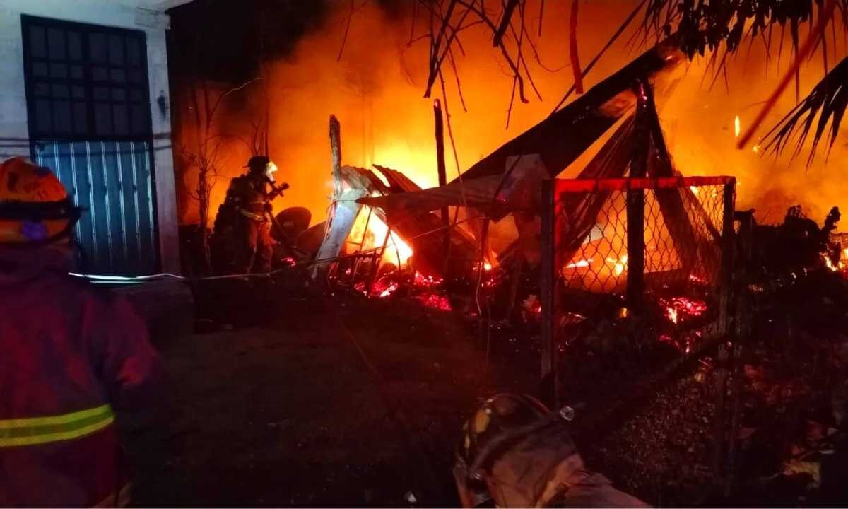 Incendio en Cancún moviliza cuerpos de emergencia.