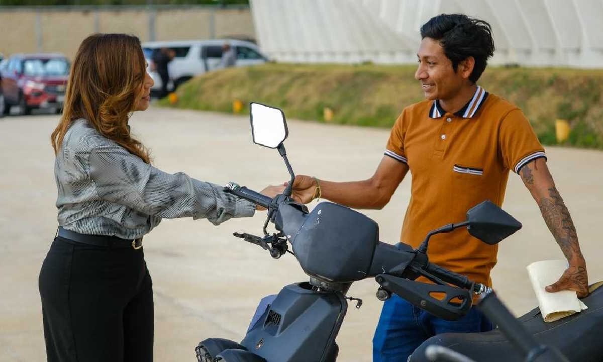 Fueron entregados autos y motos en Cancún.