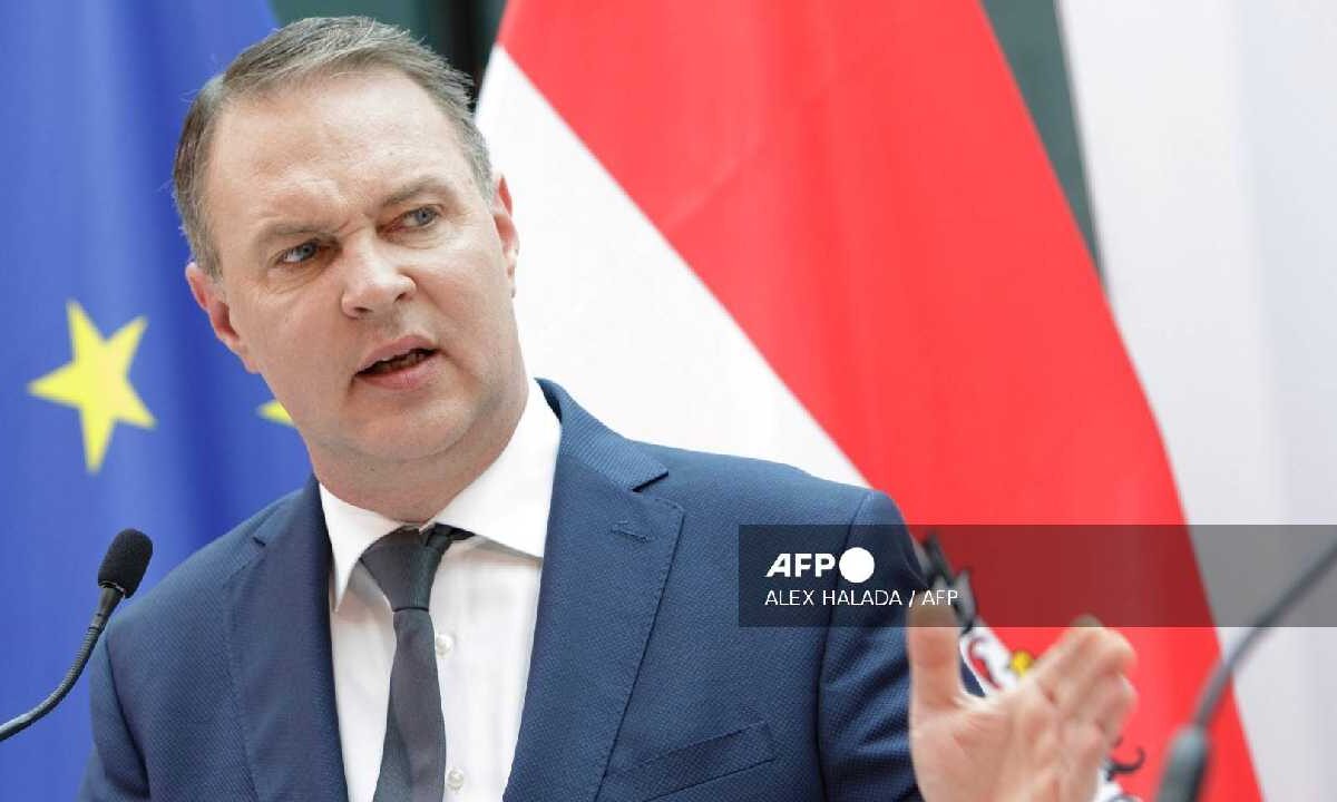 Austria va por regular redes sociales a menores.