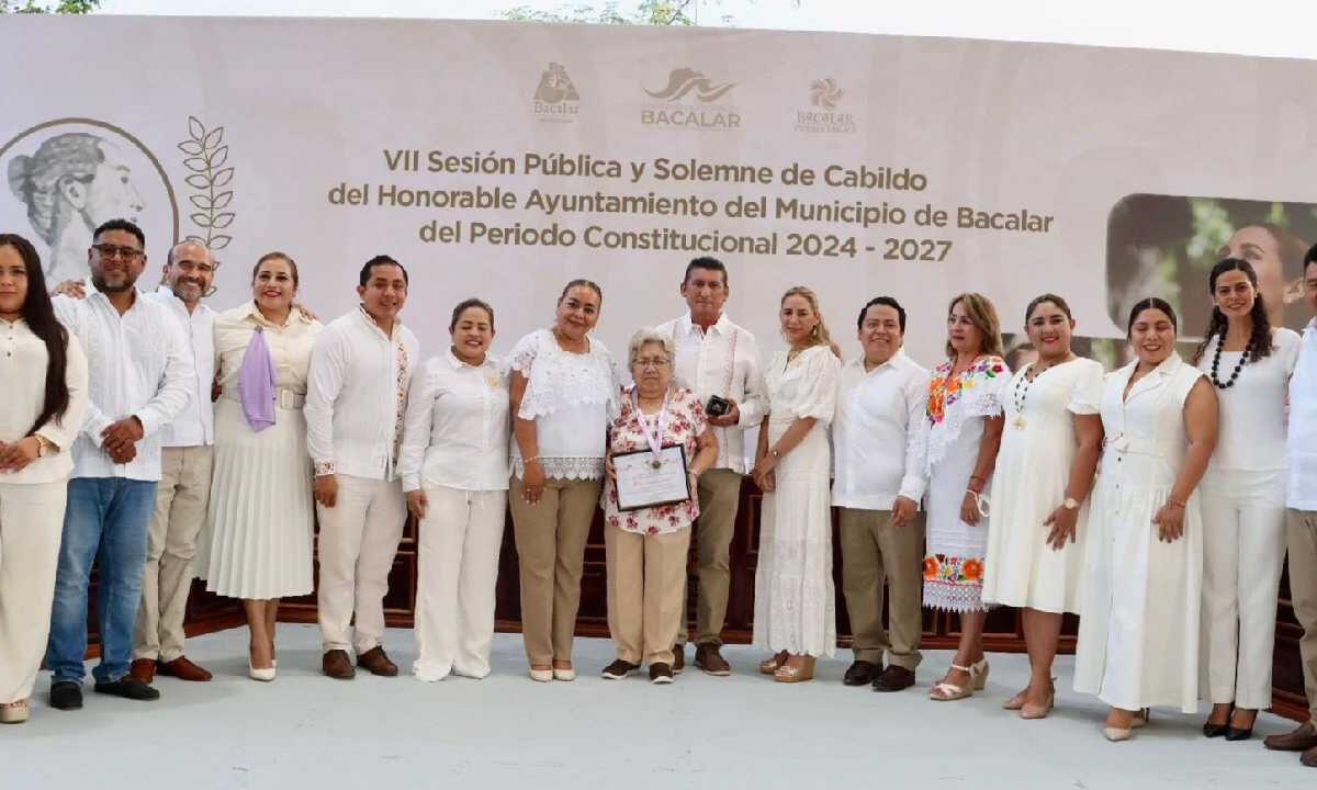 Bacalar reconoce labor de mujer.
