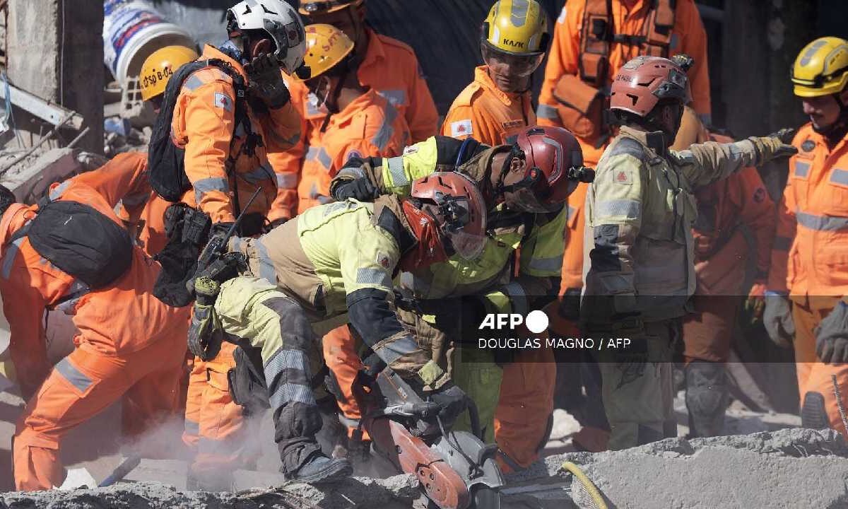 Suman 12 los muertos por derrumbe en Brasil.