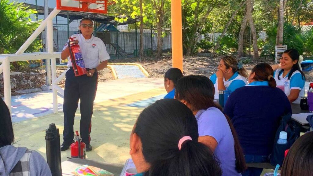 Bomberos de Cancún imparten curso de prevención y atención de emergencias a maestros