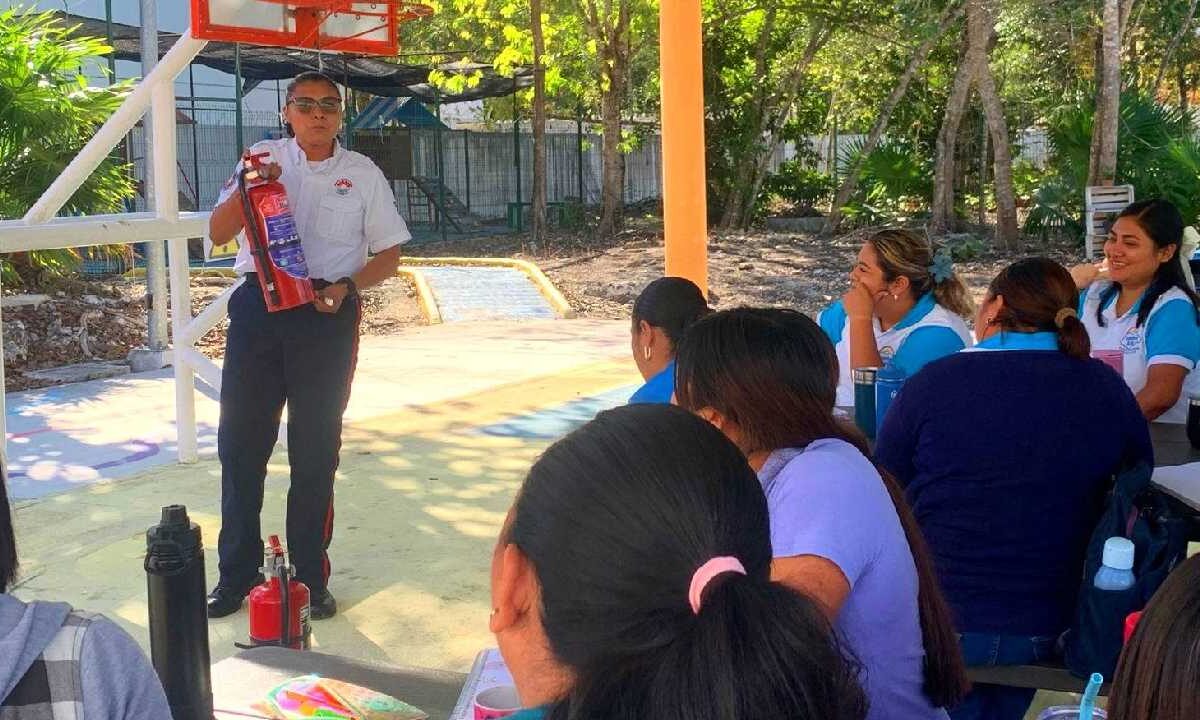 Bomberos de Cancún imparten capacitación.