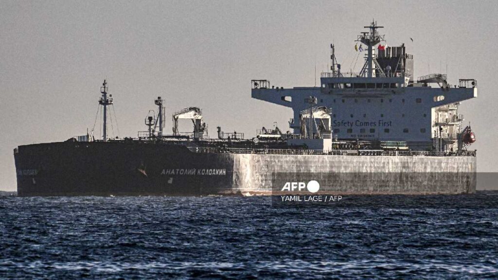 Buque ruso llega a Cuba y alivia temporalmente la crisis energética en la isla