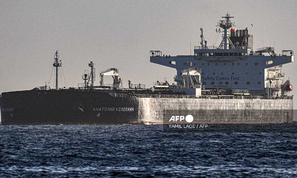 Llega buque con petróleo a Cuba.