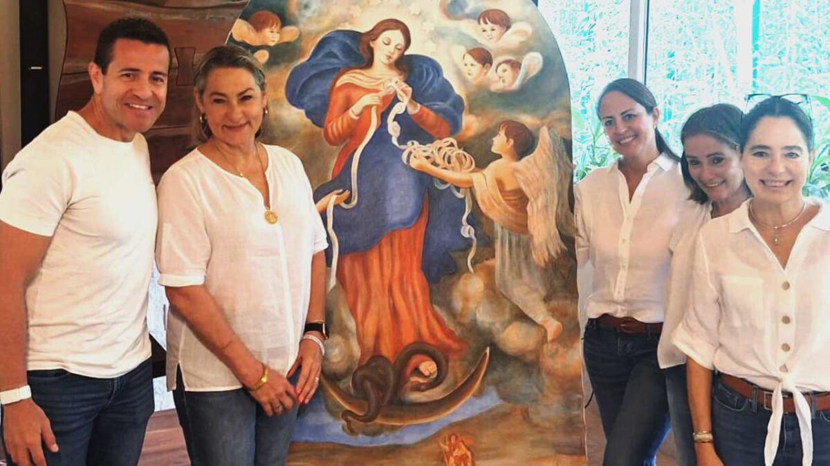 Presentan Carrea Familiar María Desatadora de Nudos.