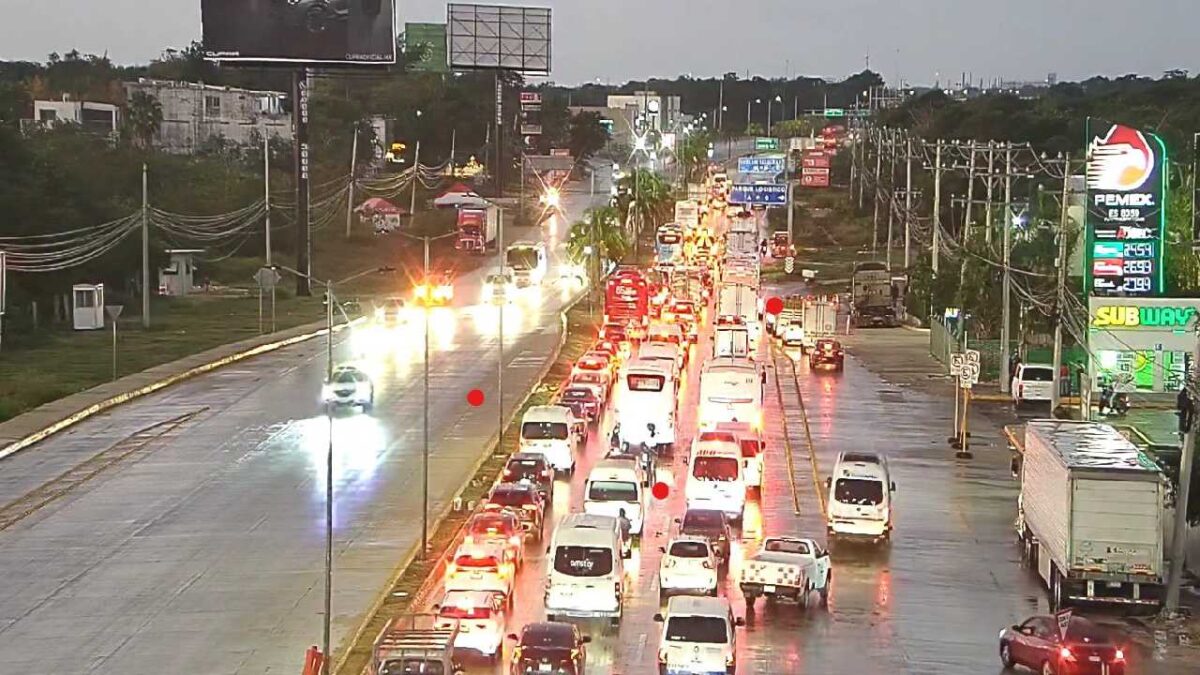 Carga de vehículos en el boulevard Colosio.