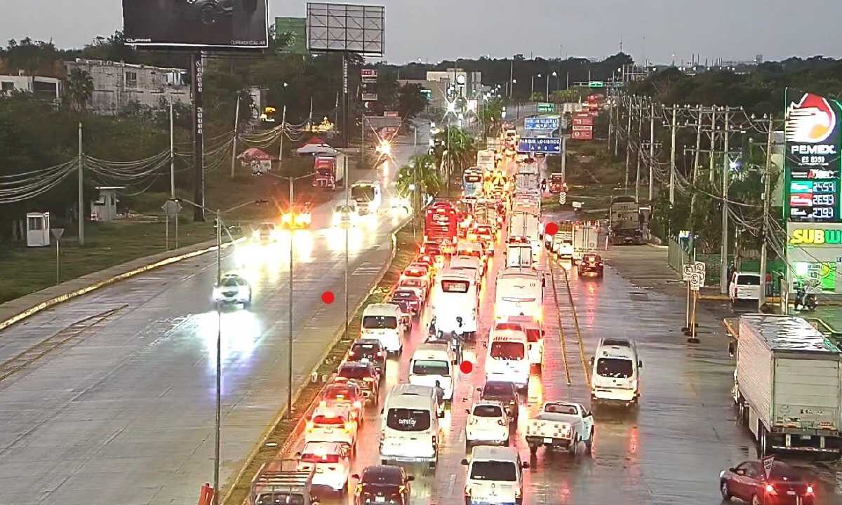 Carga de vehículos en el boulevard Colosio.