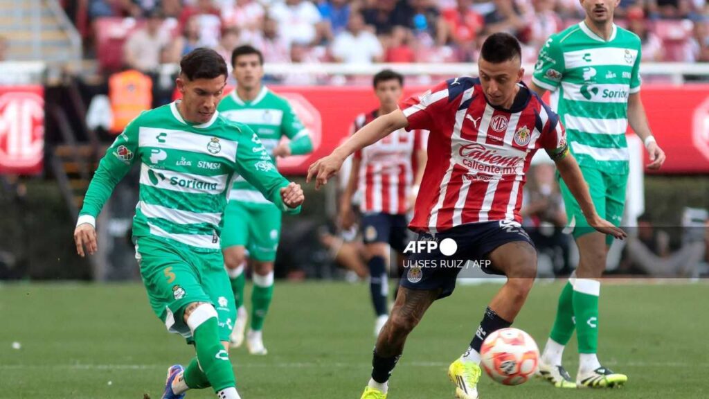 Chivas golea a Santos y se acerca al liderato