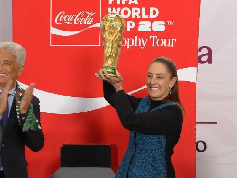 Claudia Sheinbaum levanta la Copa del Mundo 2026 con el astro brasileño “Bebeto” de testigo