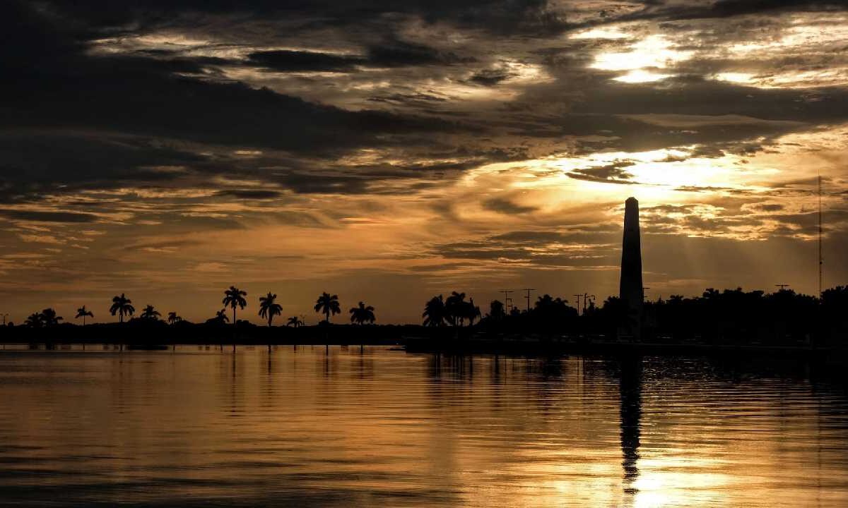 Prevén un domingo caluroso con posibiliad de lluvias.