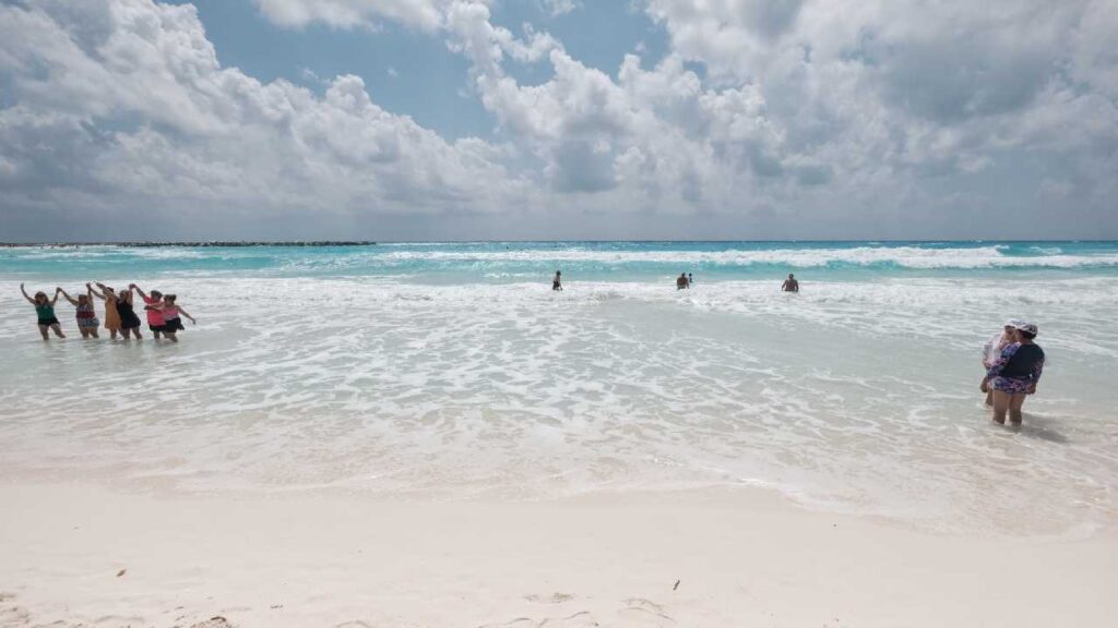 Clima en Quintana Roo: lunes caluroso, con cielo nublado; prevén intervalos de chubascos