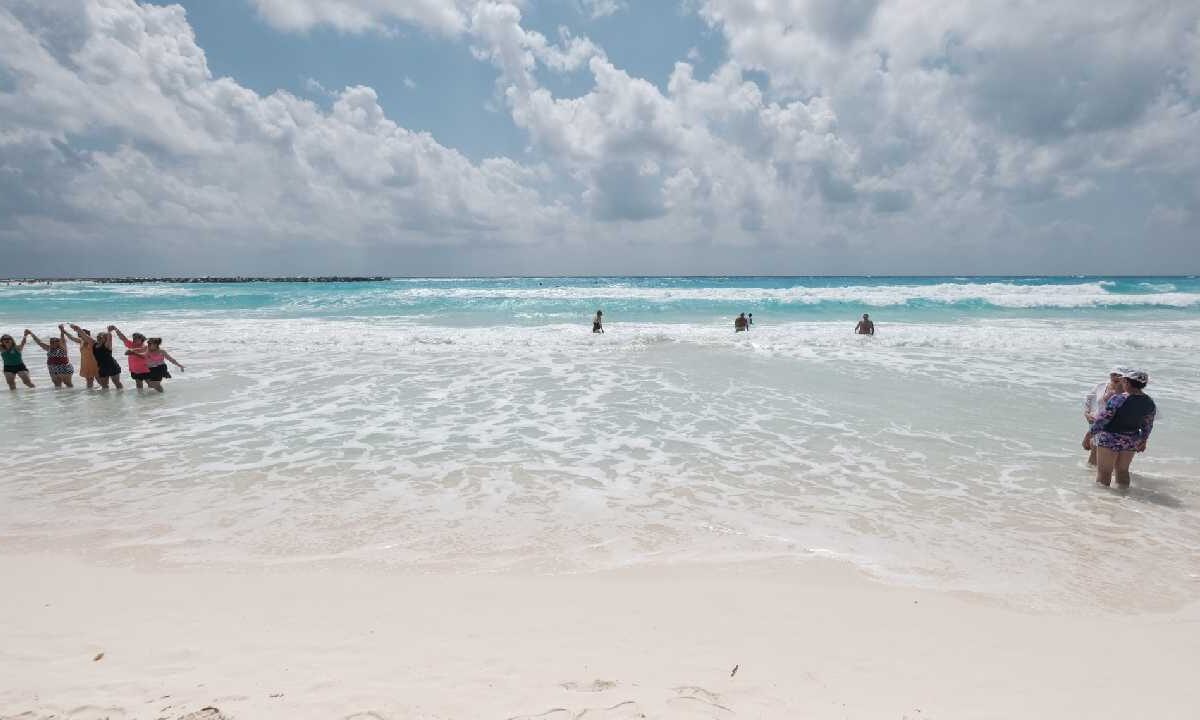 Será un lunes caluroso con lluvias.