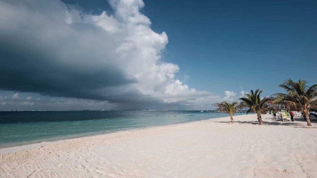 Clima en Quintana Roo: prevén ambiente caluroso, nublados y lluvias aisladas; avanza frente frío 39