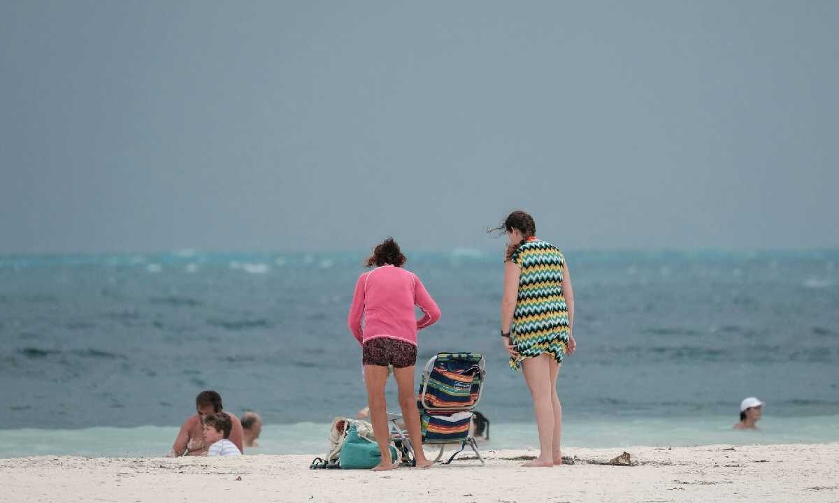 Prevén calor y nublados.