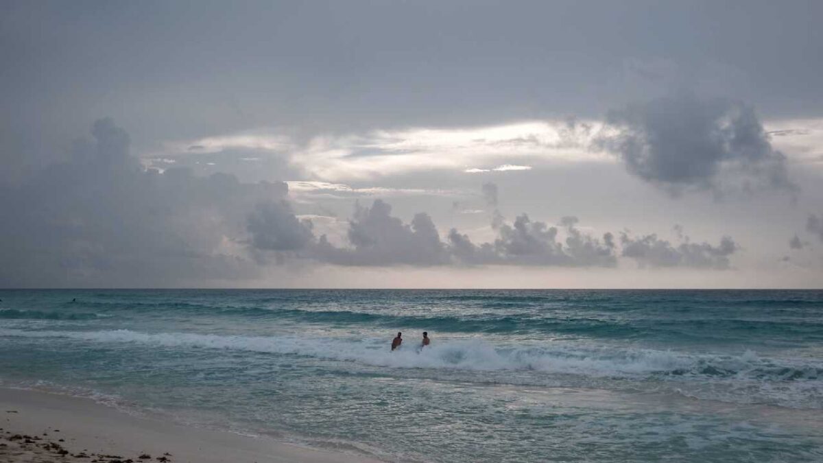 El clima en Quintana Roo se mantiene con posibilidad de lluvias.