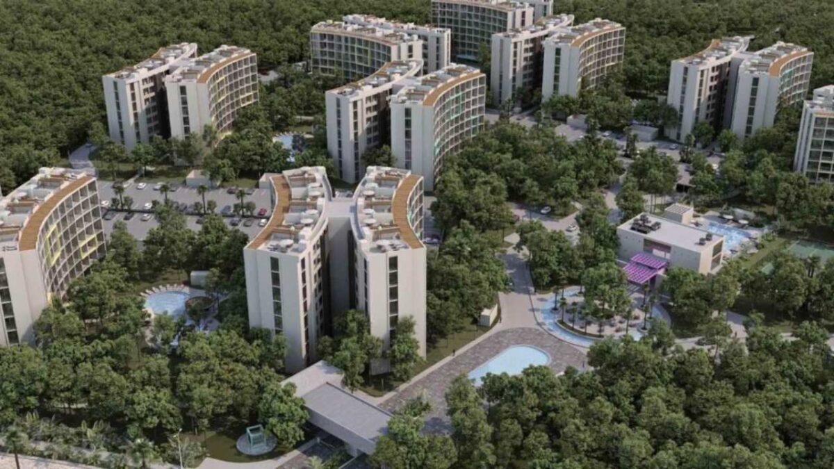 Vista aérea de desarrollos inmobiliarios en Cancún y Riviera Mujeres, Quintana Roo 2025.