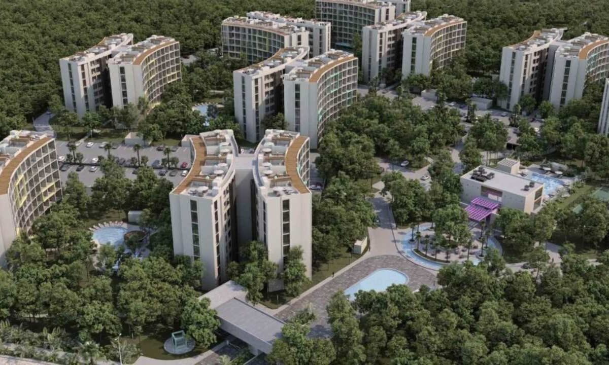 Vista aérea de desarrollos inmobiliarios en Cancún y Riviera Mujeres, Quintana Roo 2025.