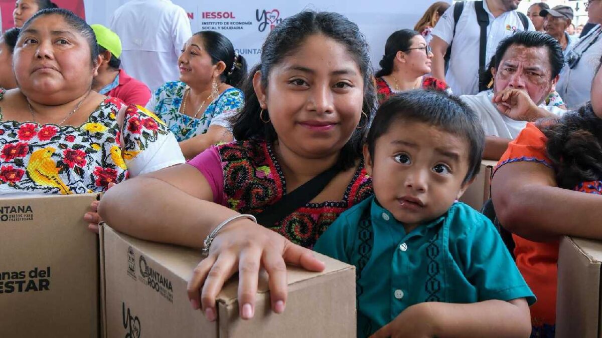 Entregan equipamientos a artesanas.