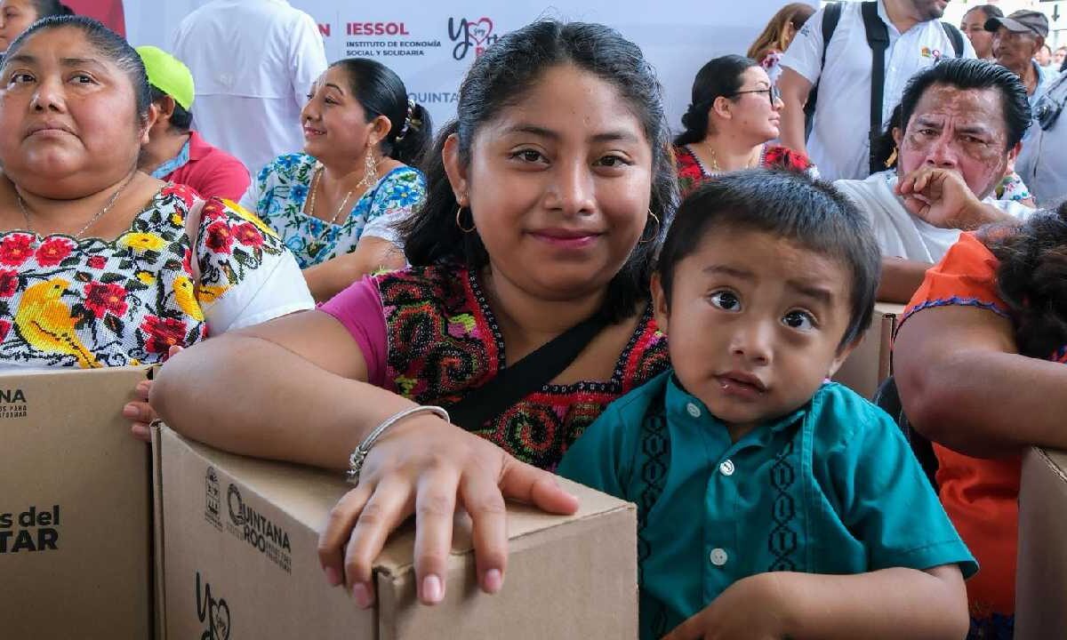 Entregan equipamientos a artesanas.