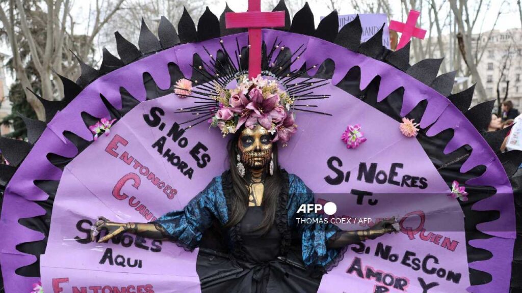 Llaman mujeres a la paz en el Día de la Mujer.