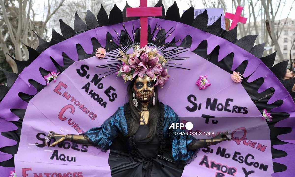 Llaman mujeres a la paz en el Día de la Mujer.