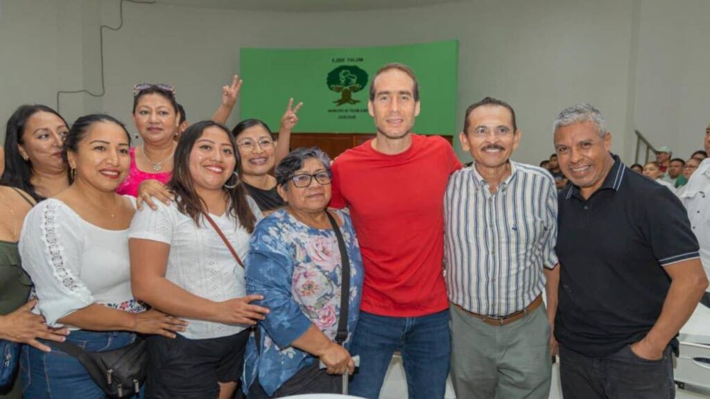 Diego Castañón Trejo reunido con Martín de la Cruz de la CROC en Tulum para acordar acciones en favor de trabajadores.