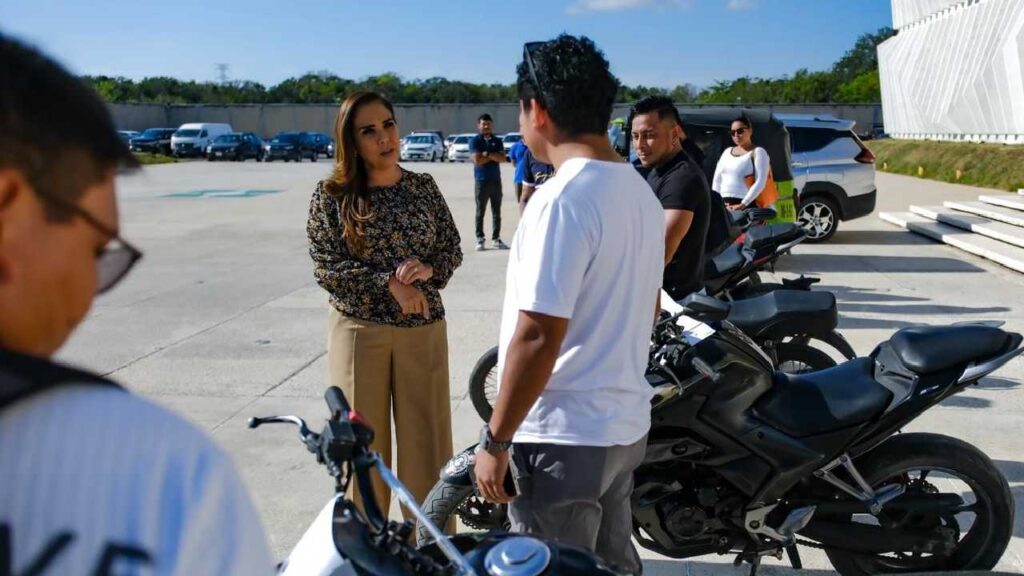 Entrega Mara Lezama 8 vehículos recuperados en el C5 en Cancún a sus respectivos propietarios