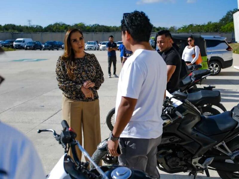 Entrega Mara Lezama 8 vehículos recuperados en el C5 en Cancún a sus respectivos propietarios