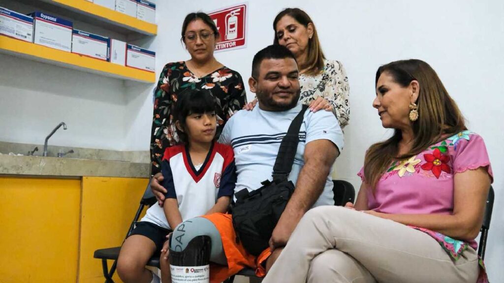 Estamos felices de entregar estas prótesis: Mara Lezama, a beneficiarios en Chetumal