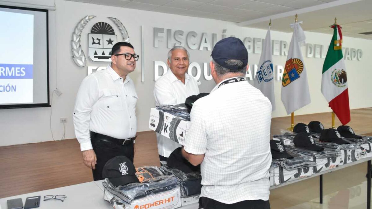 Entrega de uniformes a elementos de la Policía de Investigación.