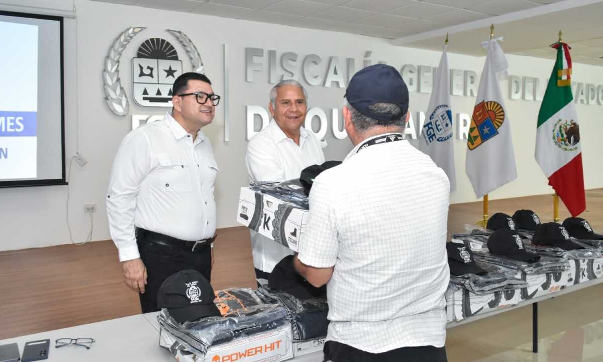 Entrega de uniformes a elementos de la Policía de Investigación.