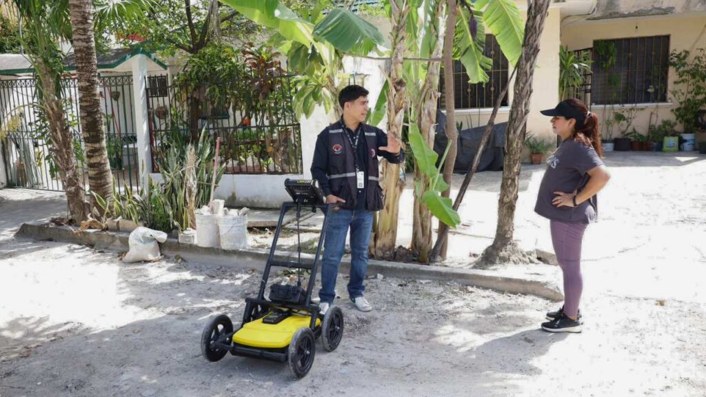 Equipo georradar utilizado por Protección Civil de Benito Juárez para detectar cavidades bajo calles en Cancún.