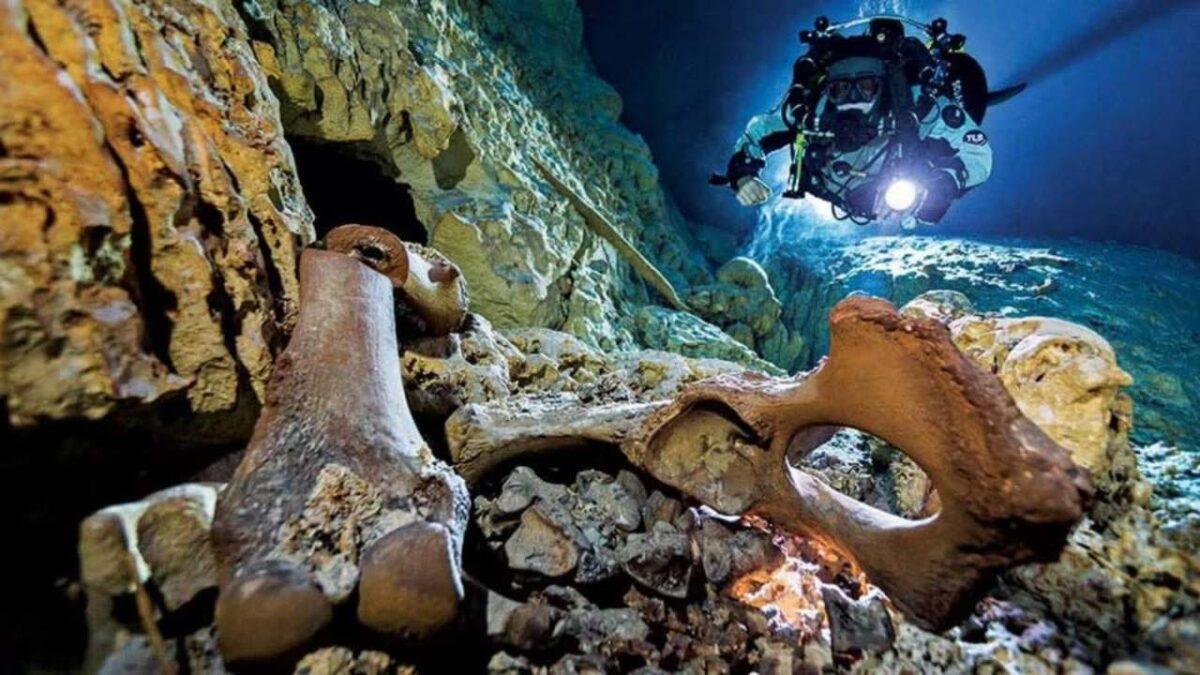 Cámara subacuática en cenote de Tulum donde fue localizado un esqueleto con antigüedad estimada de 8 mil años.