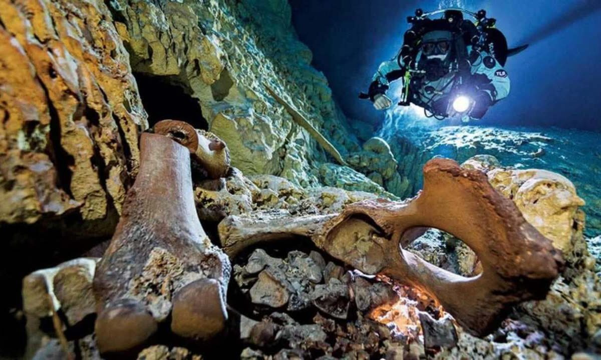Cámara subacuática en cenote de Tulum donde fue localizado un esqueleto con antigüedad estimada de 8 mil años.