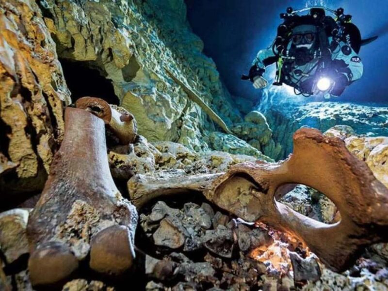 Hallan esqueleto de 8 mil años en cenote de Tulum