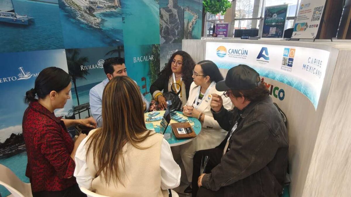 Representantes hoteleros de Cancún durante promoción turística en la Vitrina Turística Anato en Colombia.