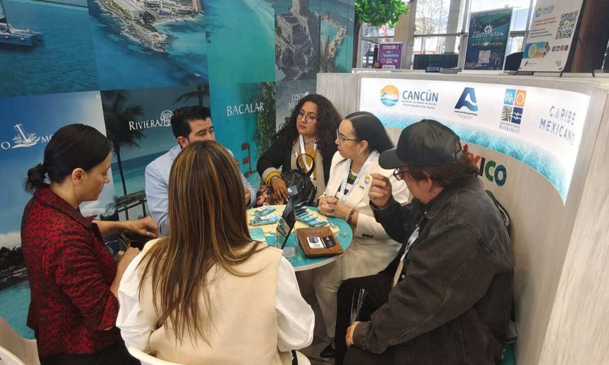 Representantes hoteleros de Cancún durante promoción turística en la Vitrina Turística Anato en Colombia.