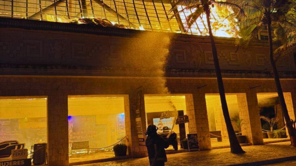 Incendio en Zona Hotelera de Cancún consume palapa