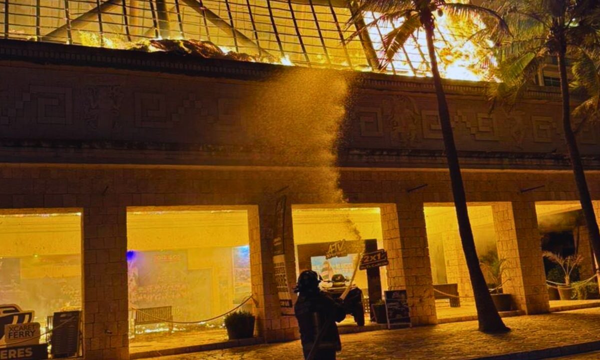 Incendio en Zona Hotelera de Cancún consume palapa