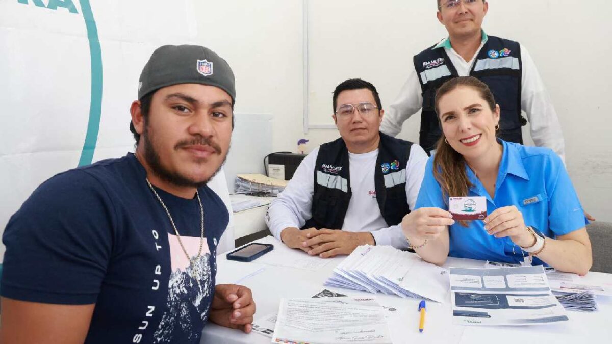 Entrega de tarjetas económicas a integrantes de diversas cooperativas pesqueras