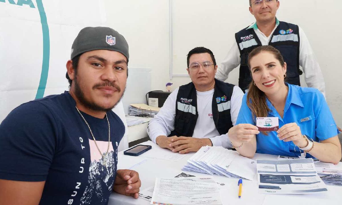 Entrega de tarjetas económicas a integrantes de diversas cooperativas pesqueras