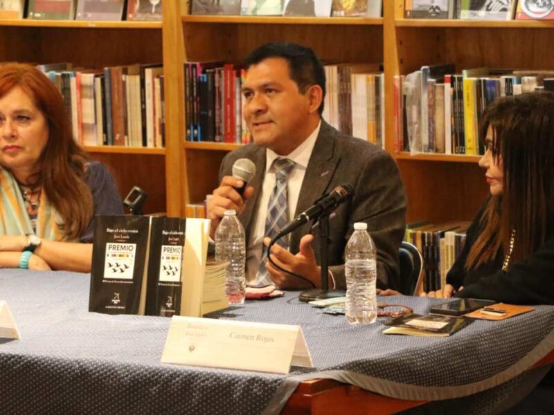 José Landa consolida su maestría literaria con la presentación de "Bajo el cielo ceniza"