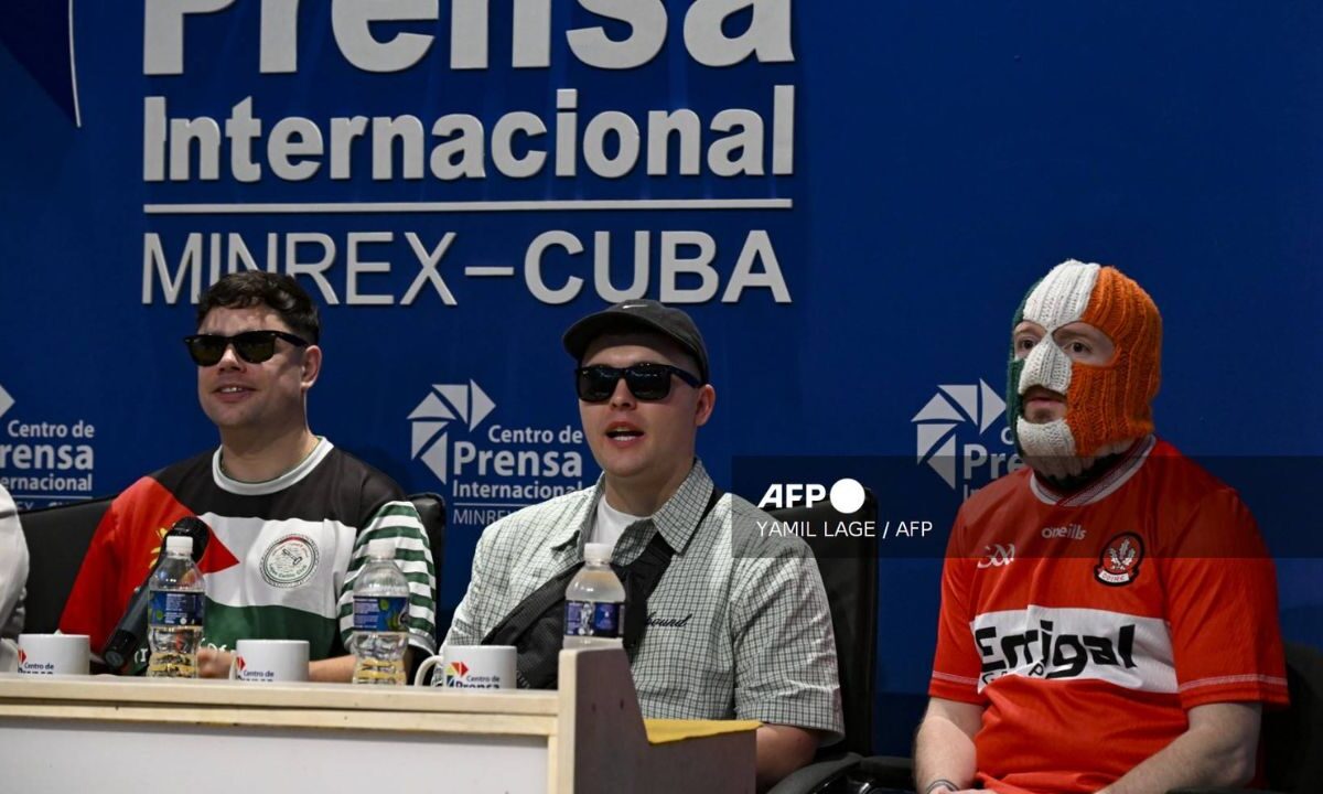 Kneecap se une a convoy internacional que enviará 20 toneladas de ayuda a Cuba en plena crisis energética. Ya hay envíos por aire y mar.