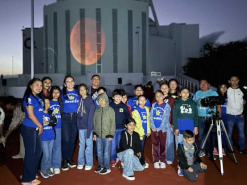 Luna Roja: más de 300 personas vieron su majestuosidad desde la Megaescultura de Chetumal