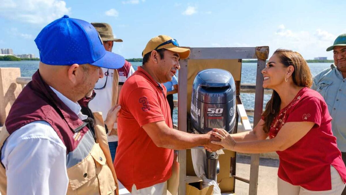 Mara Lezama entregó equipo a pescadores.